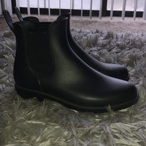 Black rubber Chelsea style rain boot